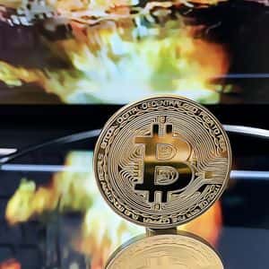 Bitcoin Climbs as U.S. Government Shutdown Influences Markets
